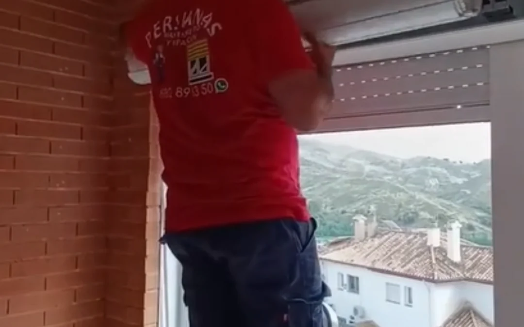 Balcón cerrado con persianas en Granada