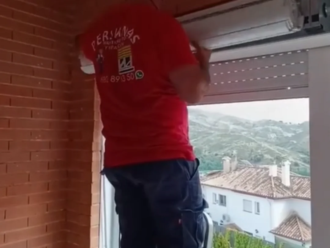 Cerramiento de balcón con persianas en Granada