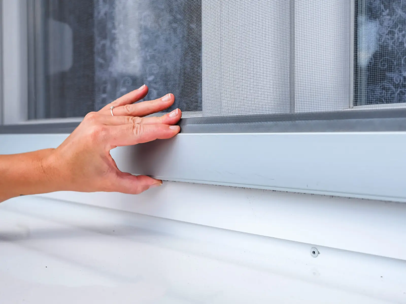 Instalación de mosquiteras a medida en una ventana de Granada