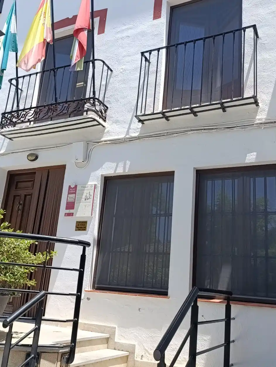 Técnico reparando una persiana en Granada