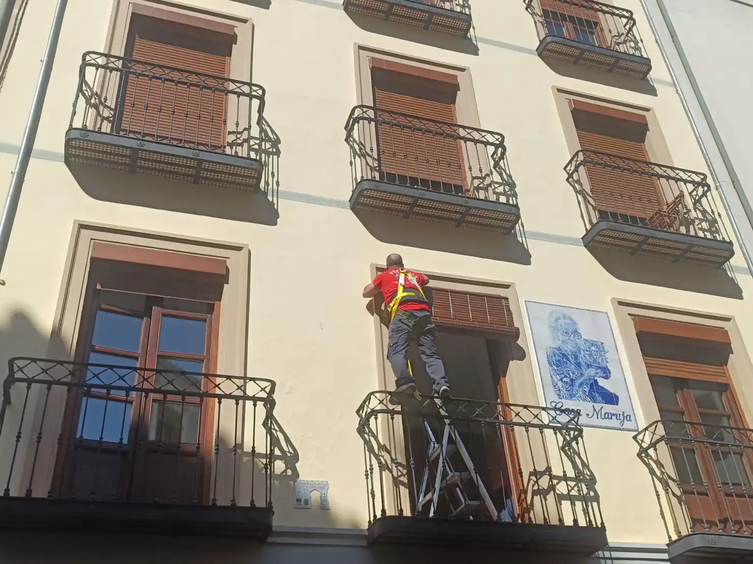 Técnico reparando persianas en una vivienda de Granada